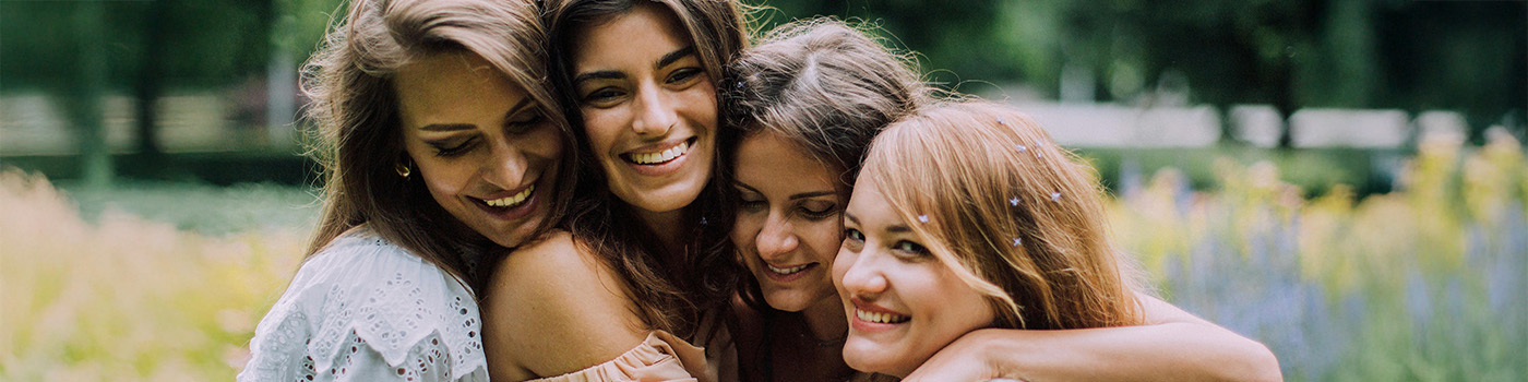 Подруги обнимаются и смеются — тепло круга