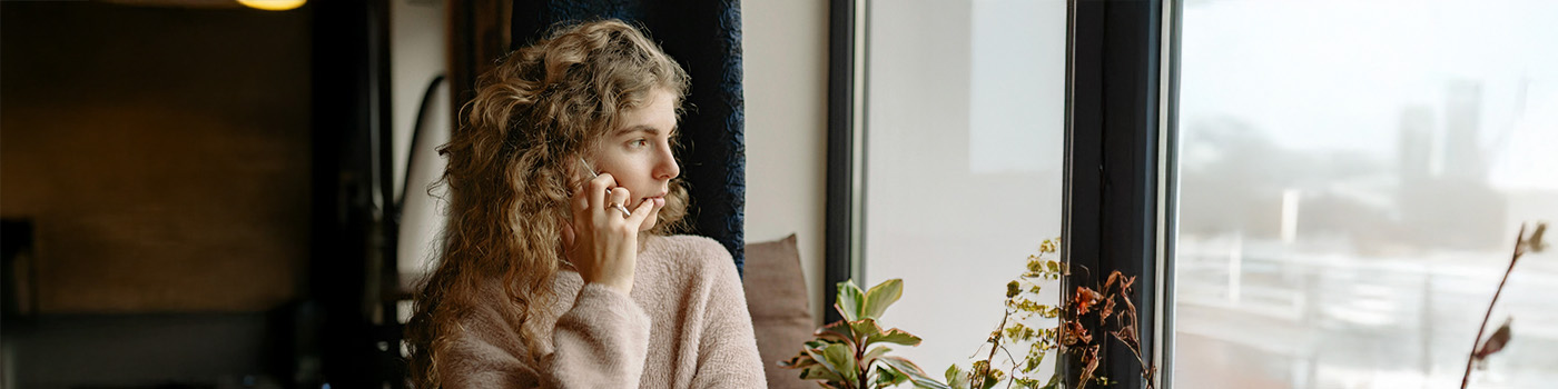 Задумчивая пауза у окна