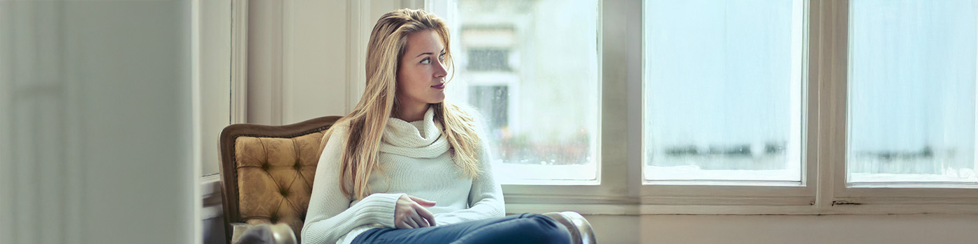 Утро у окна с чашкой в руках